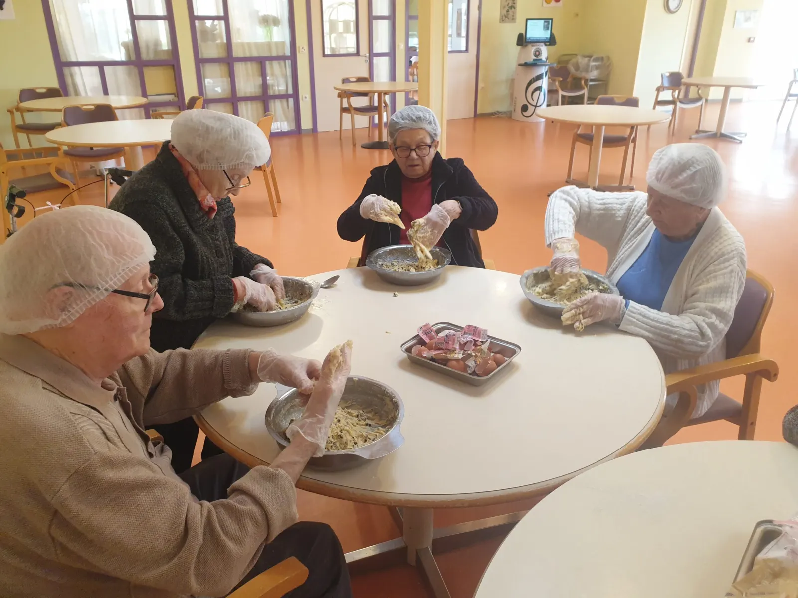 Résidents préparant une recette lors d'un atelier cuisine