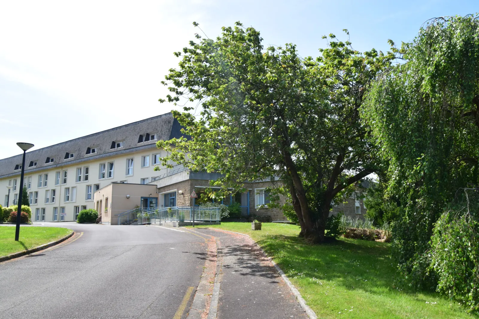 Le bâtiment vu depuis l'allée arborée