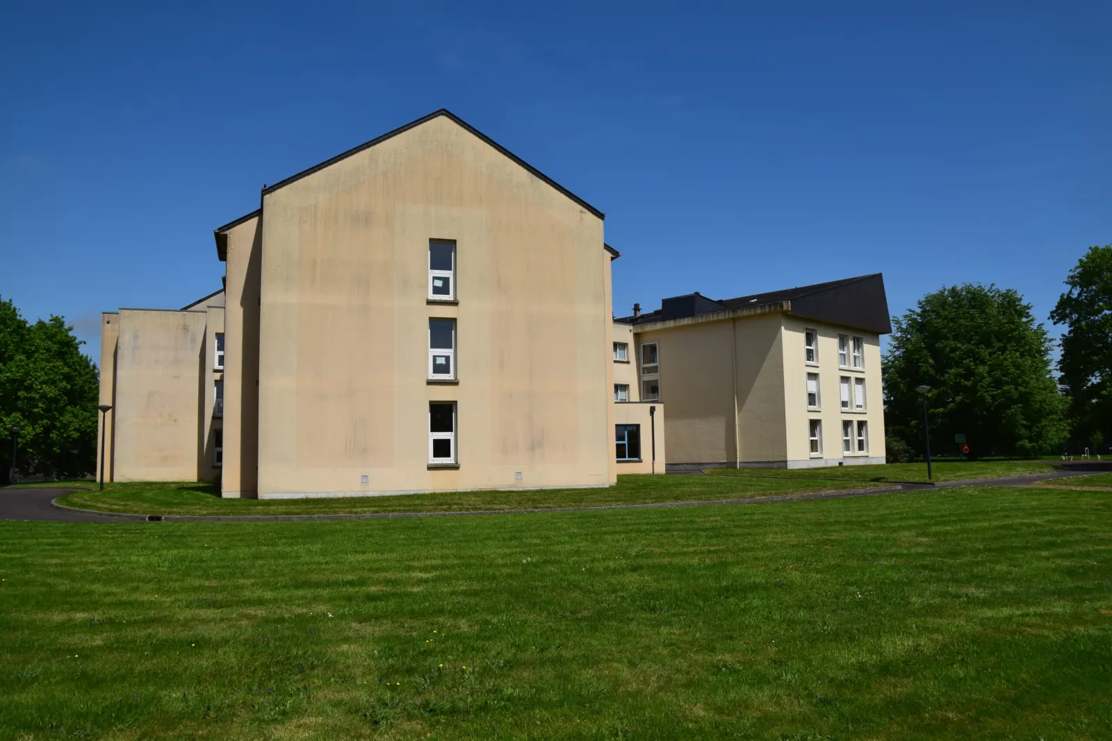Le bâtiment des Hauts Vents sous un ciel bleu