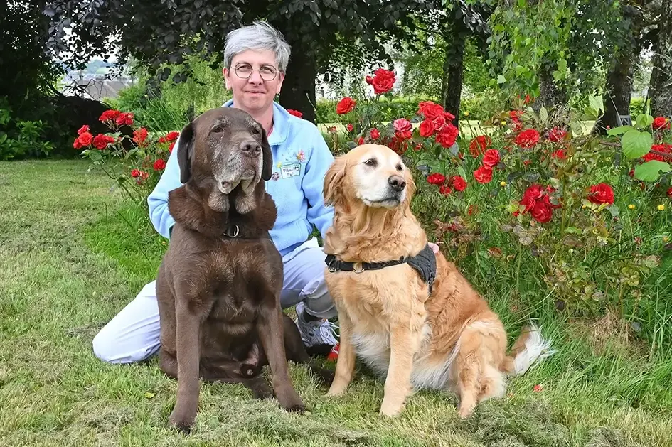 Une professionnelle de l'EHPAD avec les deux chiens de l'établissement