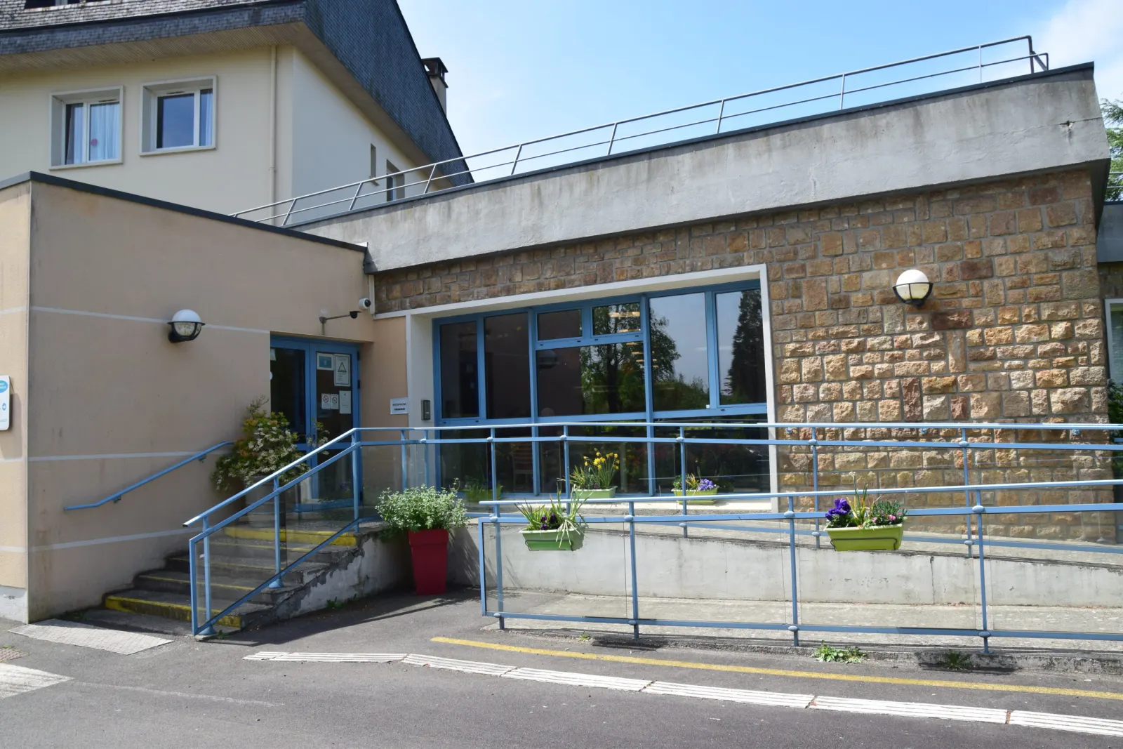 Entrée principale de l'EHPAD avec sa rampe d'accès