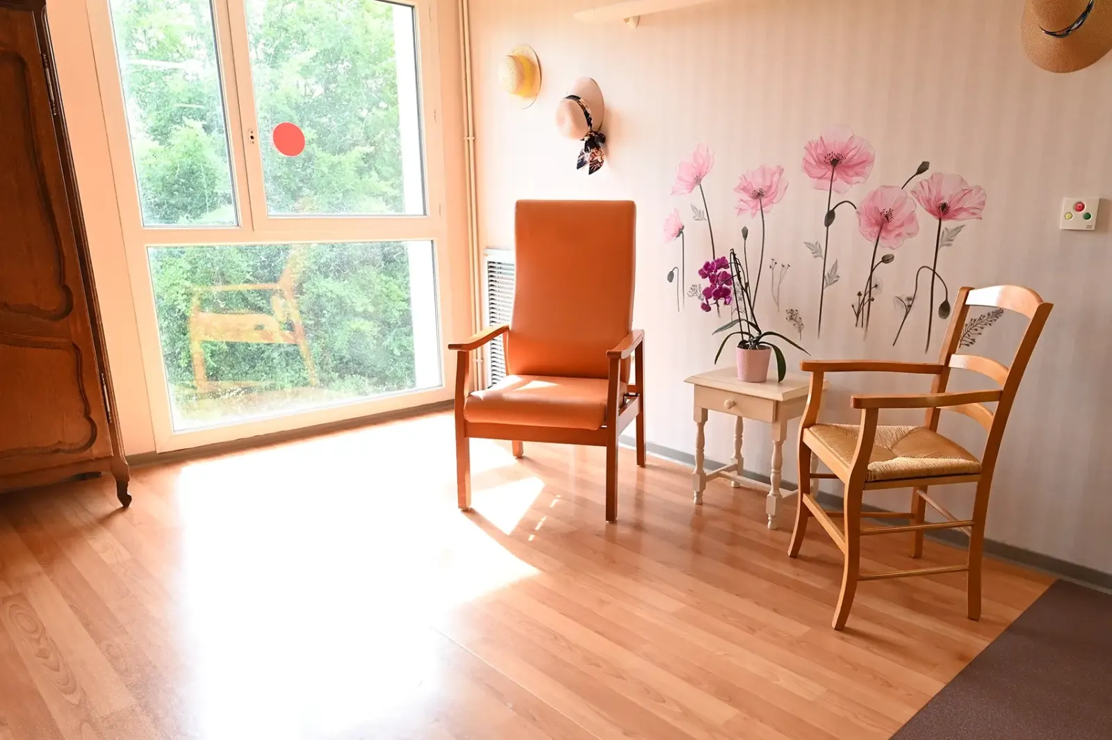 Espace de repos lumineux avec fauteuils