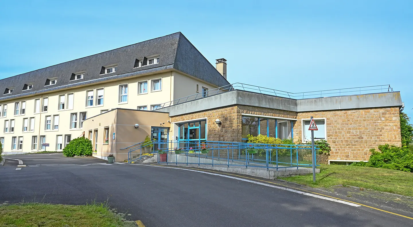 Façade et entrée de l'EHPAD Les Hauts Vents à Flers