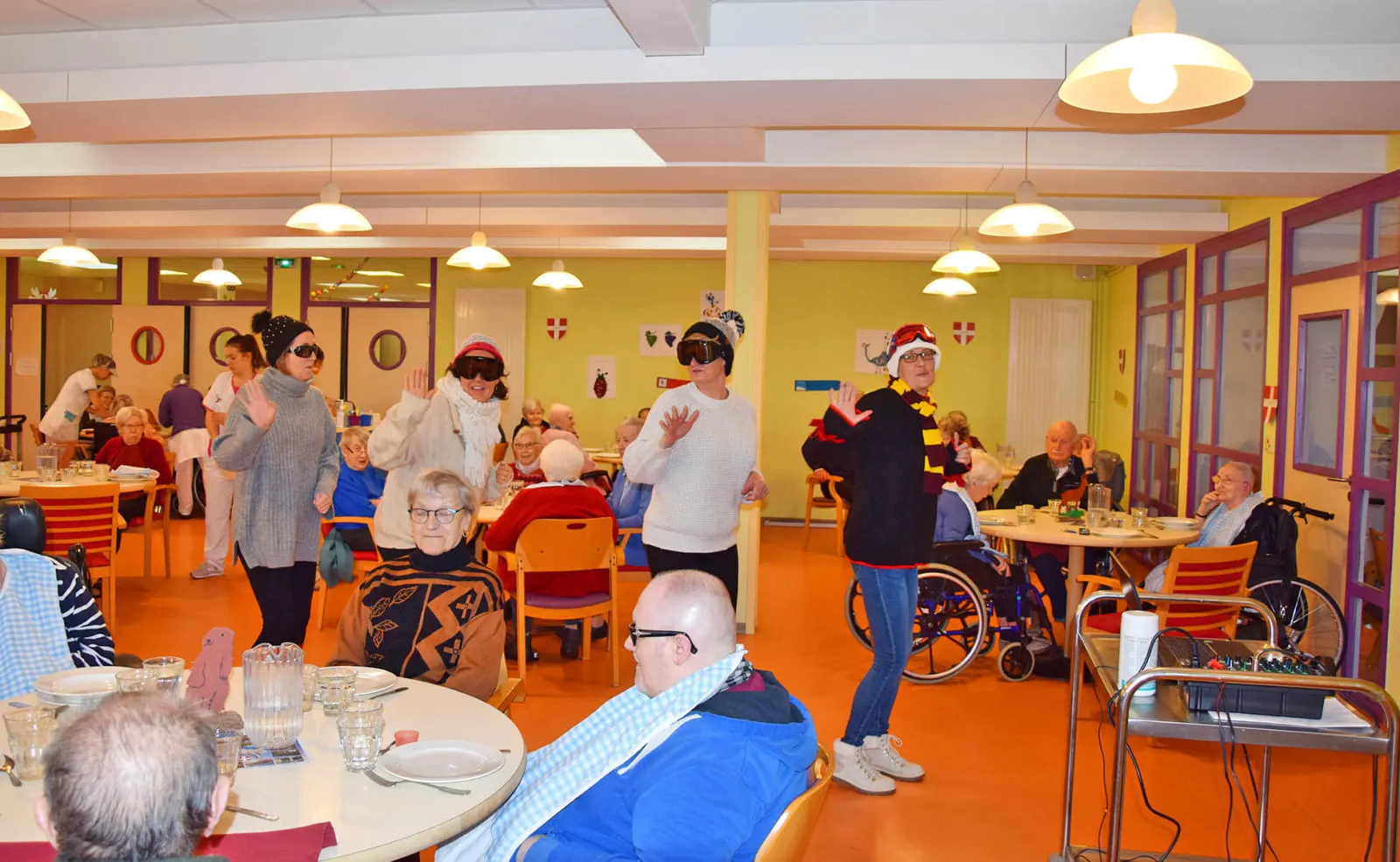 Fête en salle de restaurant avec résidents et professionnels