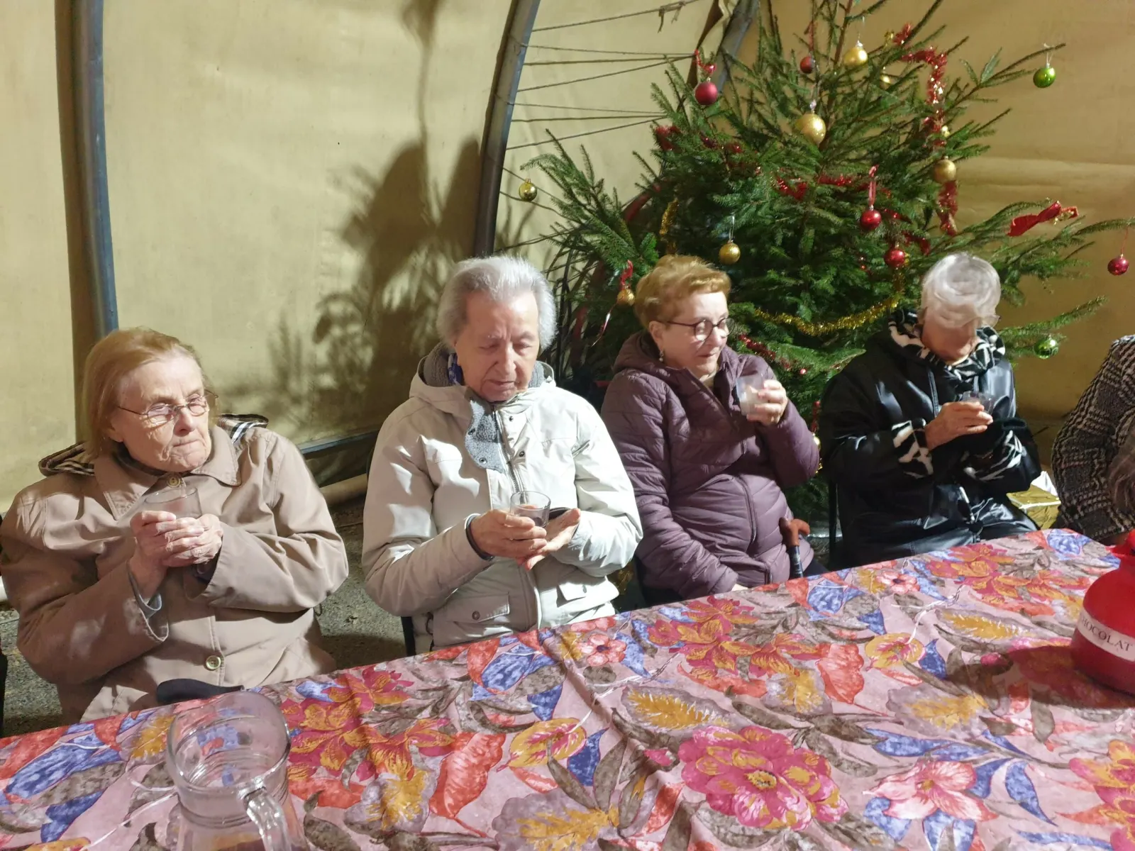 Résidentes réunies autour d'une table de Noël