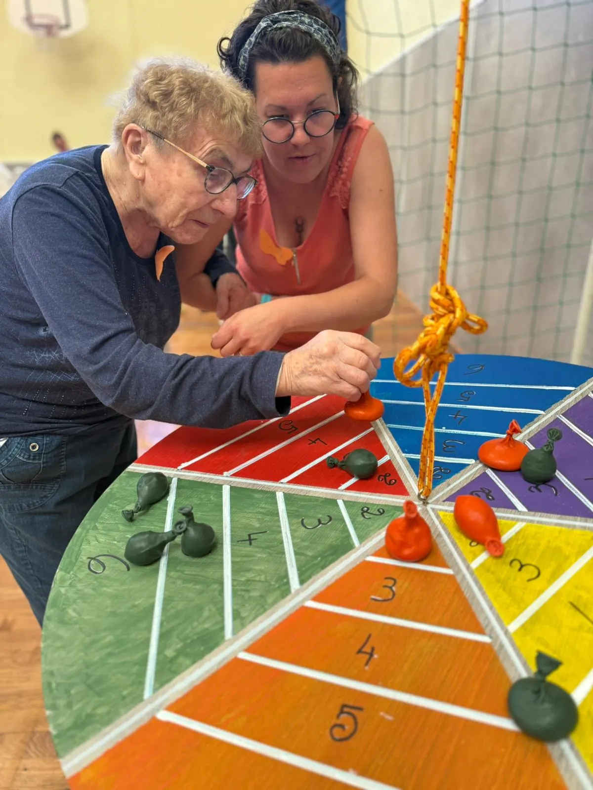 Résidente participant à un jeu d'adresse
