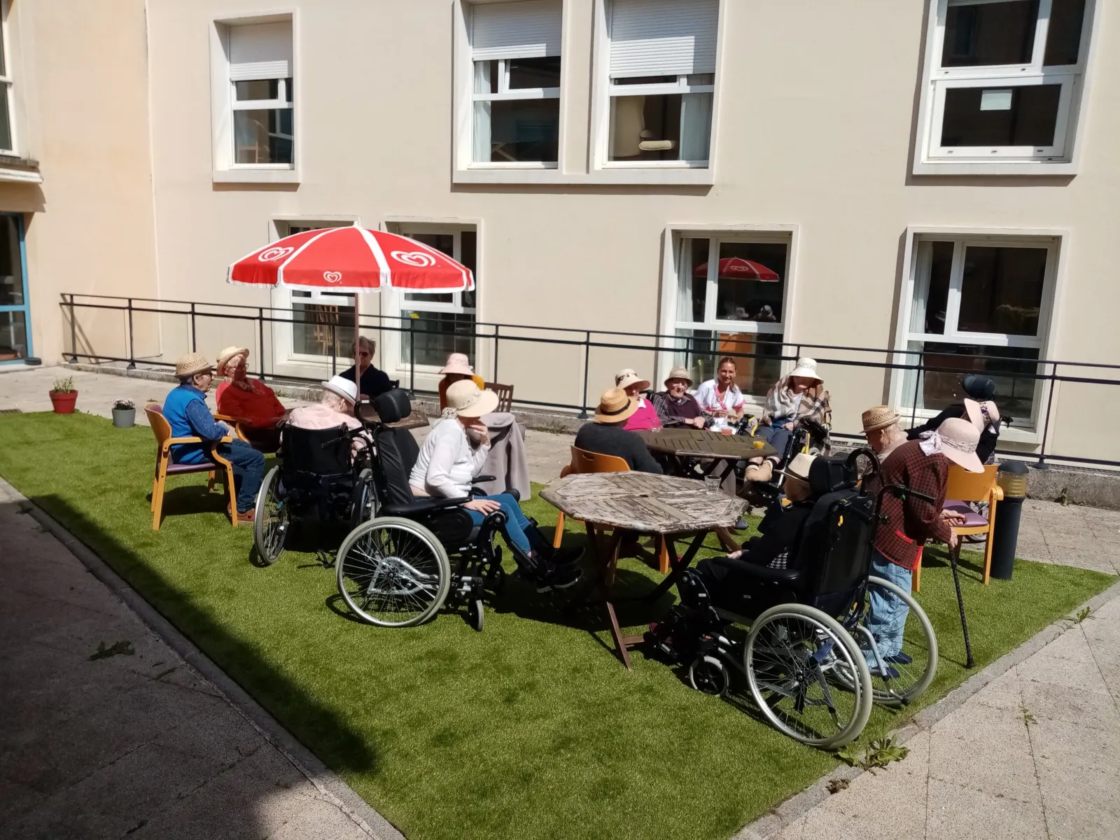 Résidents de l'unité A profitant du soleil dans le patio
