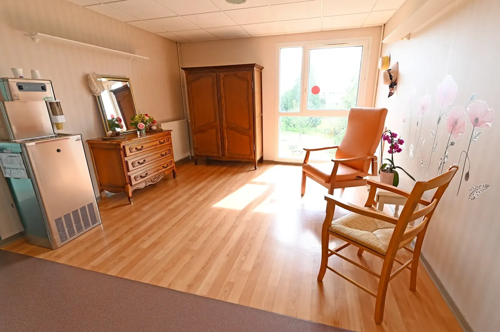 Petit salon meublé de fauteuils