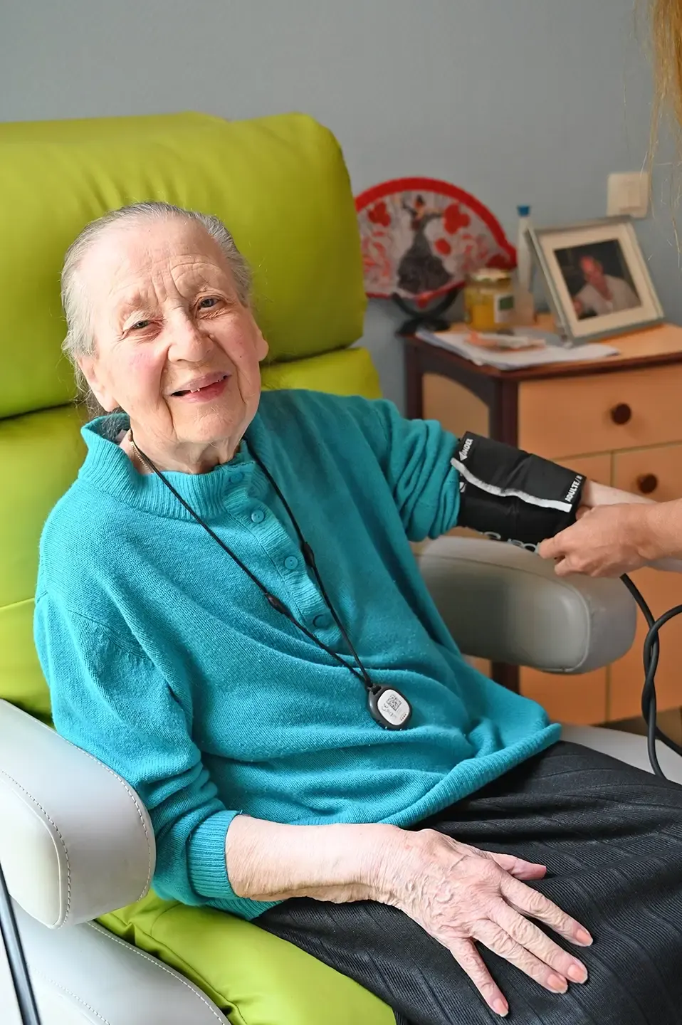 Résidente souriante pendant une prise de tension