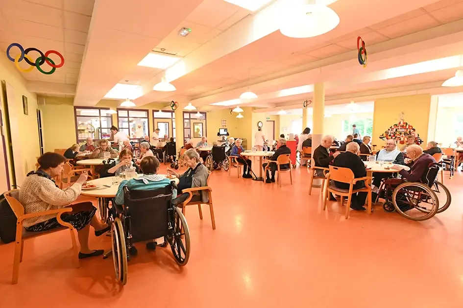 La grande salle de restaurant
