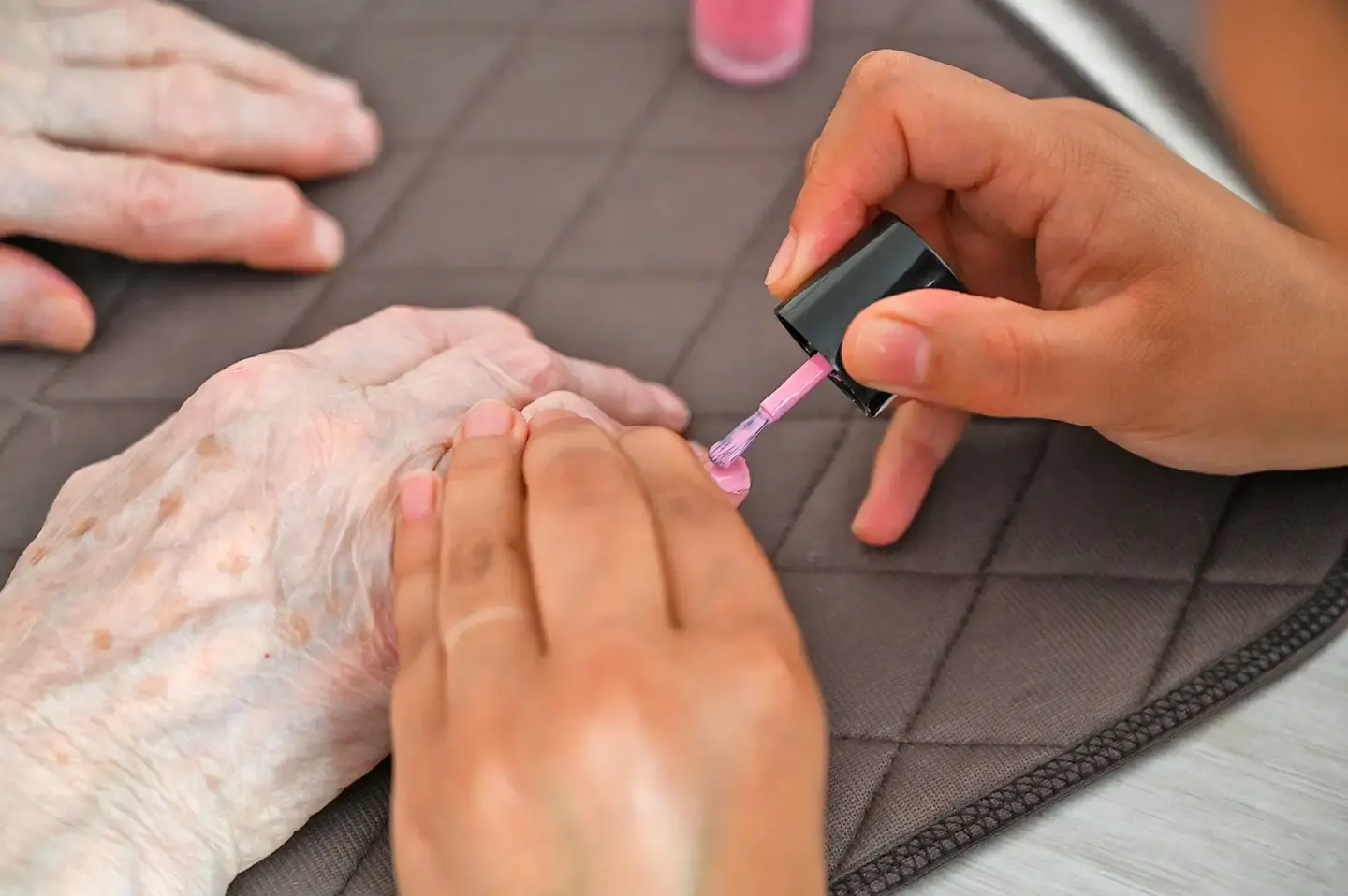 Pose de vernis à ongles lors d'un moment de bien-être