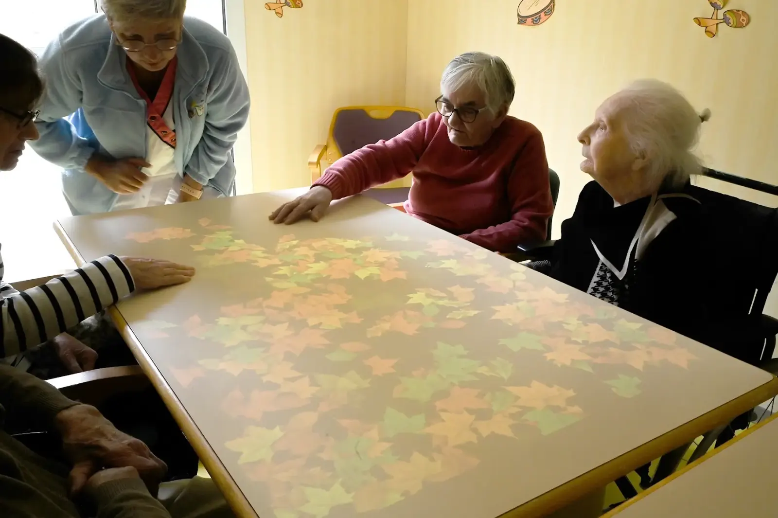 Atelier autour d'une table lumineuse interactive